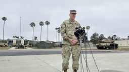 El mayor general Scott Sherman, comandante de la Fuerza de Tarea 51, que supervisa el despliegue de elementos de Guardia Nacional y los marines en Los Ángeles, habla a reporteros en la base en Los Alamitos, California, el 11 de junio del 2025. (AP foto/Amy Taxin)