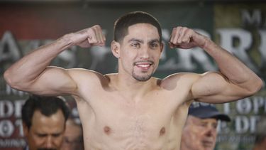 americateve | en esta foto del viernes 14 de marzo de 2014, Danny Garc&iacute;a posa tras dar el peso reglamentario de los superligeros para su combate del d&iacute;a siguiente frente a Mauricio Herrera (AP Foto/Ricardo Arduengo)