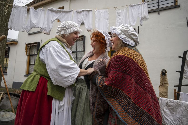 Personas con disfraces de la Inglaterra del siglo XIX, época en la que vivió Charles Dickens, participan en un festival dedicado al autor, en Deventer, Holanda, el sábado 14 de diciembre de 2024. (AP Foto/Peter Dejong)