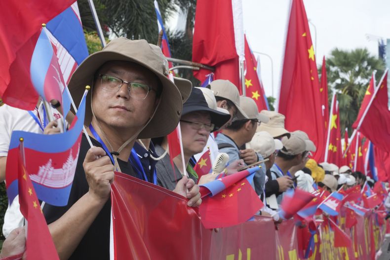 Ciudadanos chinos esperan para dar la bienvenida a su presidente, Xi Jingping, a su llegada a Nom Pem, Camboya, el 17 de abril de 2025. (AP Foto/Heng Sinith)
