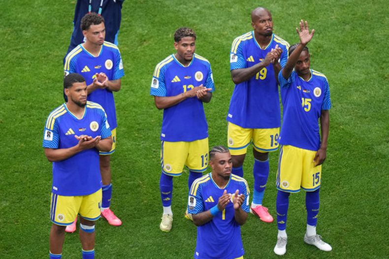 Integrantes de la selección de Curazao aplauden a los aficionados tras caer por 7-1 ante Alemania en su debut mundialista, el domingo 14 de junio de 2026 en Houston (AP Foto/Eric Smith)