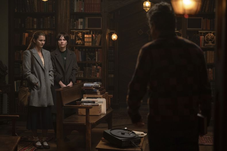 En esta imagen proporcionada por A24, Chloe East, de izquierda a derecha, Sophie Thatcher, y Hugh Grant en una escena de Heretic. (Kimberley French/A24 vía AP)