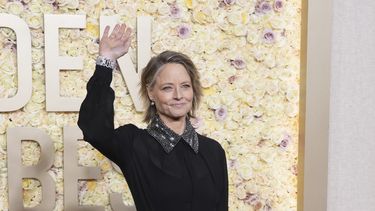 Jodie Foster llega a la 81a entrega de los Globos de Oro el domingo 7 de enero de 2024, en el Hotel Beverly Hilton en Beverly Hills, California. (Foto Jordan Strauss/Invision/AP)
