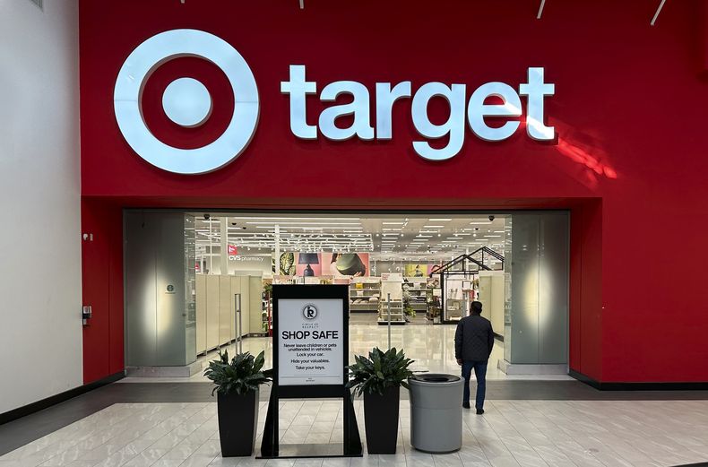 ARCHIVO - Un comprador entra a una tienda de Target el 11 de enero de 2024 en Lakewood, Colorado. (AP Foto/David Zalubowski, Archivo)