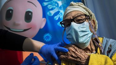 Israel ofrece 3ra vacuna de refuerzo a personas mayores