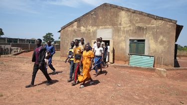 Personas que fueron secuestradas durante un servicio religioso en noviembre del 2024 salen de un encuentro en una iglesia en Kaduna, Nigeria, el 6 de noviembre del 2025. (AP foto/Sunday Alamba)