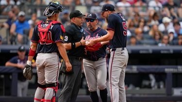 El lanzador de los Bravos de Atlanta, Chris Sale, a la derecha, discute con el árbitro de home, Dan Merzel, a la izquierda, durante la quinta entrada de un partido de béisbol contra los Yankees de Nueva York, el sábado 8 de agosto de 2026, en Nueva York. (Foto AP/Yuki Iwamura)