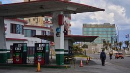 Un hombre pasa frente a una gasolinera que se ha quedado sin combustible, situada cerca de la embajada de Estados Unidos, que se ve al fondo, en La Habana, Cuba, el sábado 7 de febrero de 2026. (Foto AP/Ramón Espinosa)