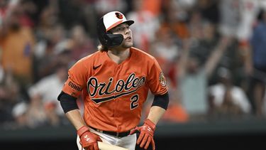 Gunnar Henderson, de los Orioles de Baltimore, observa la pelota al conectar un jonrón en el juego del sábado 15 de julio de 2023, ante los Marlins de Miami (AP Foto/Gail Burton)