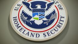 ARCHIVO - El logotipo del Departamento de Seguridad Nacional (DHS, por sus siglas en inglés) se observa durante una conferencia de prensa en Washington, el 25 de febrero de 2015. (Foto AP/Pablo Martinez Monsivais, Archivo)
