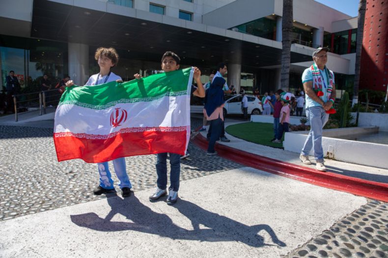 Un grupo de niños alienta a la selección nacional de Irán, mientras los jugadores parten de su hotel en Tijuana, México, el sábado 20 de junio de 2026 (AP Foto/Gabriela Aoun Angueira)