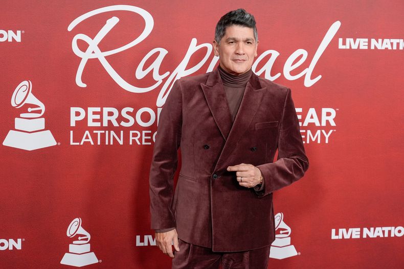 Eddy Herrera llega a la ceremonia de entrega del premio Persona del Año de la 26ª edición de los Latin Grammy, el miércoles 12 de noviembre de 2025, en el Mandalay Bay de Las Vegas. (Foto AP/Chris Pizzello)