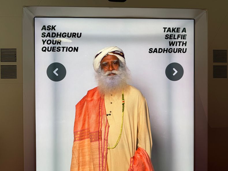 Un chatbot muy realista de Sadhguru, que funciona con inteligencia artificial, se exhibe el miércoles 19 de agosto de 2026 en Los Ángeles. (AP Foto/Krysta Fauria)