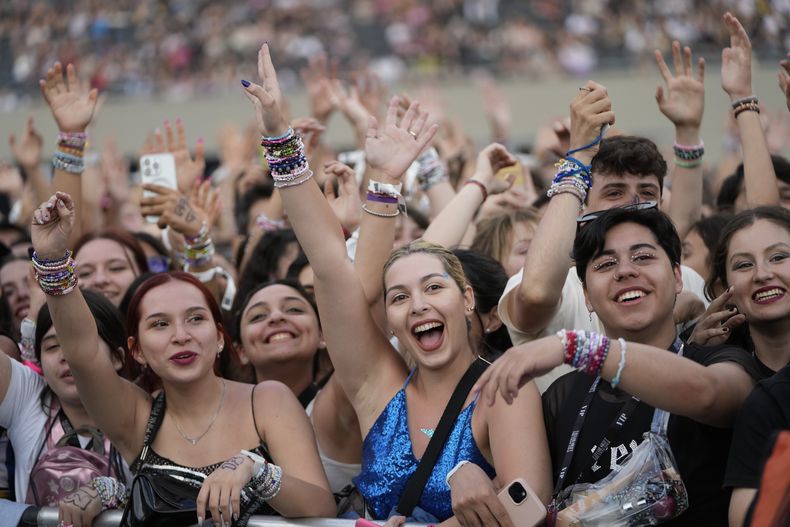 Fans esperan el comienzo del primer concierto de Taylor Swift de su gira Eras en Buenos Aires, Argentina, el jueves 9 de noviembre de 2023. (Foto AP/Natacha Pisarenko)