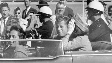 ARCHIVO - El presidente John F. Kennedy saluda desde su automóvil en una caravana, acompañado de la primera dama Jacqueline Kennedy, derecha; Nellie Connally, segunda de izquierda a derecha, y su esposo, el gobernador de Texas, John Connally, en la extrema izquierda, el 22 de noviembre de 1963, en Dallas. (AP Foto/Jim Altgens, archivo)