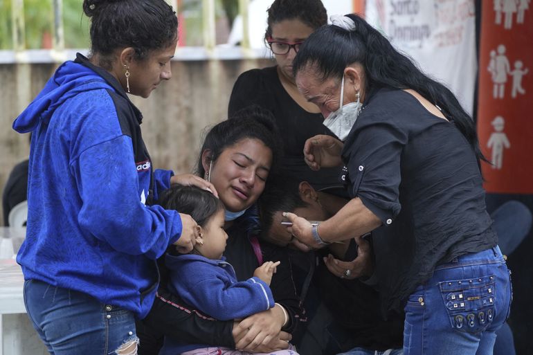 Ecuador trata de identificar a presos muertos en motín
