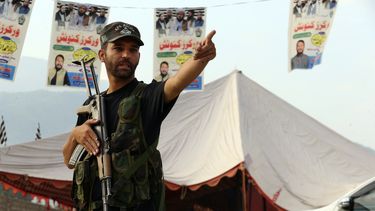 Un policía paquistaní monta guardia en el lugar donde se produjo un ataque suicida el domingo en el distrito de Bajur en Khyber Pakhtunkhwa, Pakistán, el lunes 31 de julio de 2023. (AP Foto/Mohammad Sajjad)