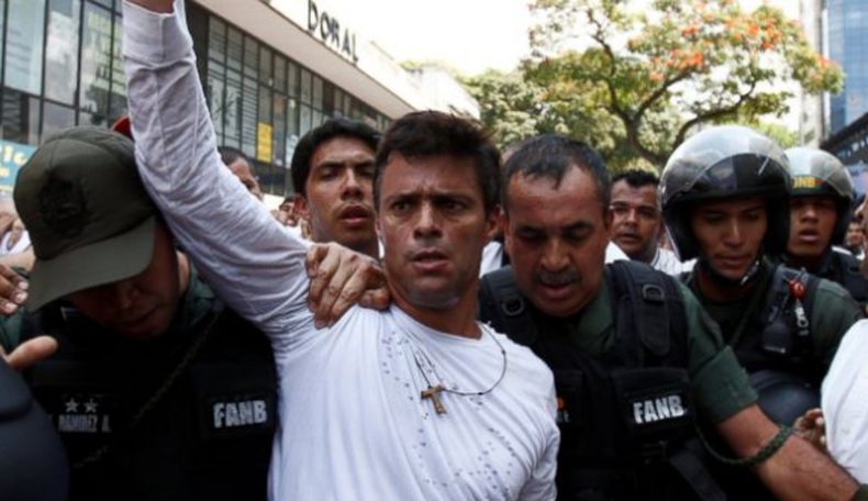 La defensa del dirigente político venezolano Leopoldo López dijo hoy que el juicio que afrontará el opositor por su presunta responsabilidad en los incidentes violentos del 12 de febrero pasado puede iniciarse a fines de agosto y aseguró que este será un