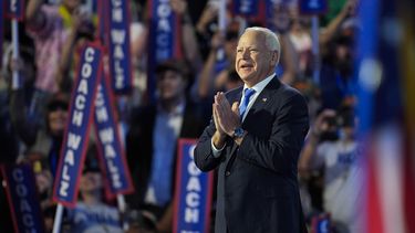 El gobernador de Minnesota Tim Walz, nominado demócrata a la vicepresidencia de Estados Unidos, habla en la Convención Nacional Demócrata el miércoles 21 de agosto de 2024, en Chicago. (AP Foto/Charles Rex Arbogast)