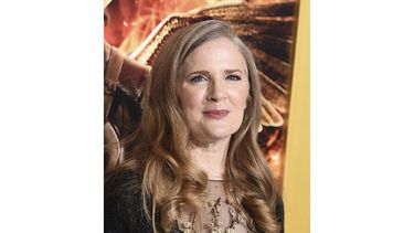 ARCHIVO - Suzanne Collins llega a la premiere en Los Angeles de The Hunger Games: Mockingjay - Part 1 en el Teatro Nokia L.A. Live el 17 de noviembre de 2014. Collins publicará una nueva novela de The Hunger Games. Scholastic anunció el jueves que Sunrise on the Reaping será publicada el 18 de marzo de 2025. (Foto Jordan Strauss/Invision/AP, archivo)