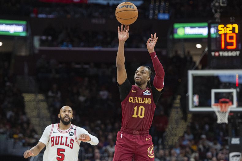 Darius Garland, de los Cavaliers de Cleveland, intenta un triple delante de Jevon Carter, de los Bulls de Chicago, el martes 8 de abril de 2025 (AP Foto/Phil Long)