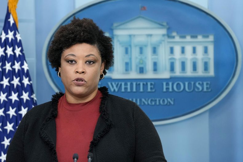 La directora de la Oficina de Administración y Presupuesto de la Casa Blanca, Shalanda Young, en la Casa Blanca en Washington el 29 de septiembre de 2023.. (Foto AP/Susan Walsh)