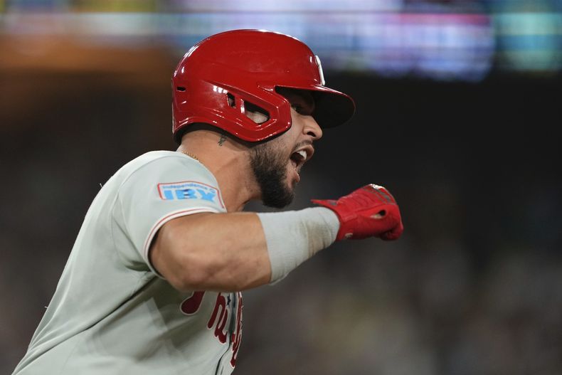 El venezolano Rafael Marchán festeja tras batear un jonrón de tres carreras por los Filis de Filadelfia ante los Dodgers de Los Ángeles, el martes 16 de septiembre de 2025 (AP Foto/Mark J. Terrill)