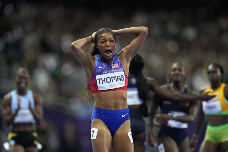La estadounidense Gabrielle Thomas reacciona tras ganar el oro en los 200 metros femeninos en los Juegos Olímpicos de París el martes 6 de agosto del 2024. (AP Foto/Ashley Landis)