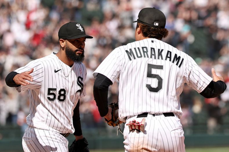 Seranthony Domínguez (58), cerrador de los Medias Blancas de Chicago, celebra después de la victoria sobre los Marineros de Seattle con el primera base Munetaka Murakami (5), el domingo 10 de mayo de 2026, en Chicago. (AP Foto/Geoff Stellfox)