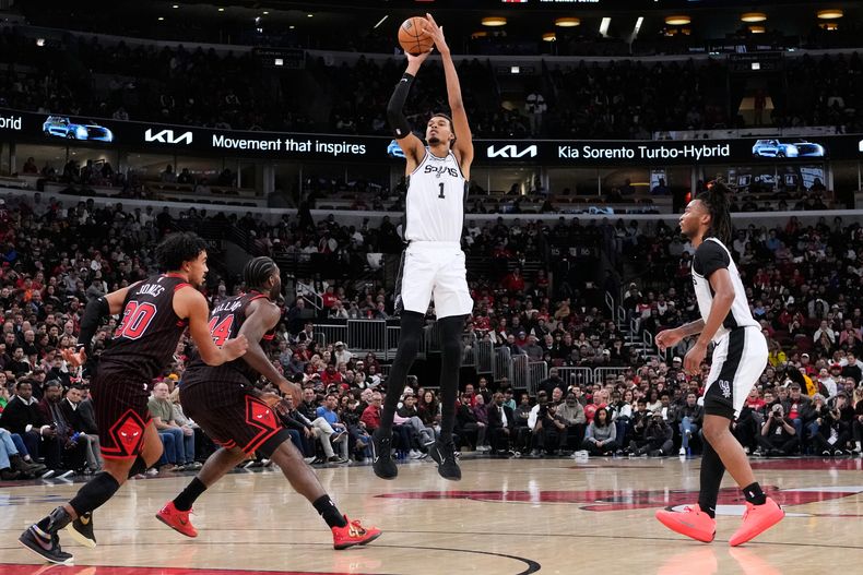 El alero de los Spurs de San Antonio Victor Wembanyama salta para tirar el balón hacia la canasta en el encuentro ante los Bulls de Chicago el lunes 10 de noviembre del 2025. (AP Foto/Nam Y. Huh)