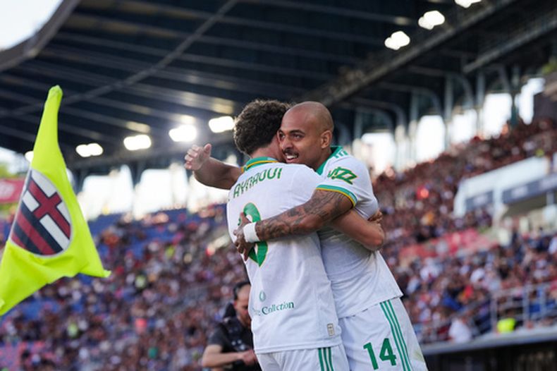 Donyell Malen de la Roma celebra tras anotar en la Serie A ante el Bolonia el sábado 25 de abril del 2026. (Massimo Paolone/LaPresse via AP)