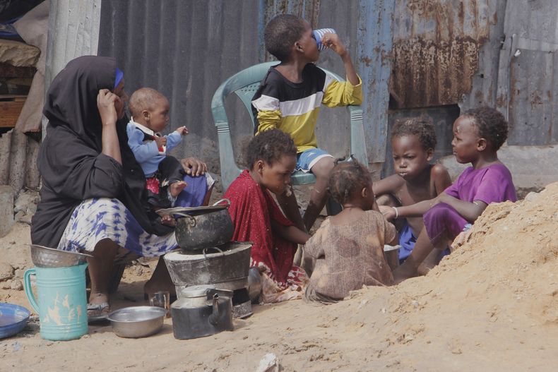Residentes desplazados por las inundaciones causadas por una tormenta descansan en una calle de Mogadiscio, la capital de Somalia, el sábado 10 de mayo de 2025. (AP Foto/Farah Abdi Warsameh)