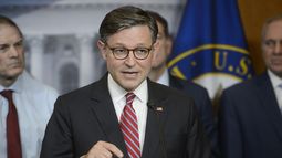 El presidente de la Cámara Baja, Mike Johnson, republicano de Luisiana, habla durante una conferencia de prensa en el Capitolio el martes 20 de mayo de 2025, en Washington. (AP Foto/Rod Lamkey, Jr.)