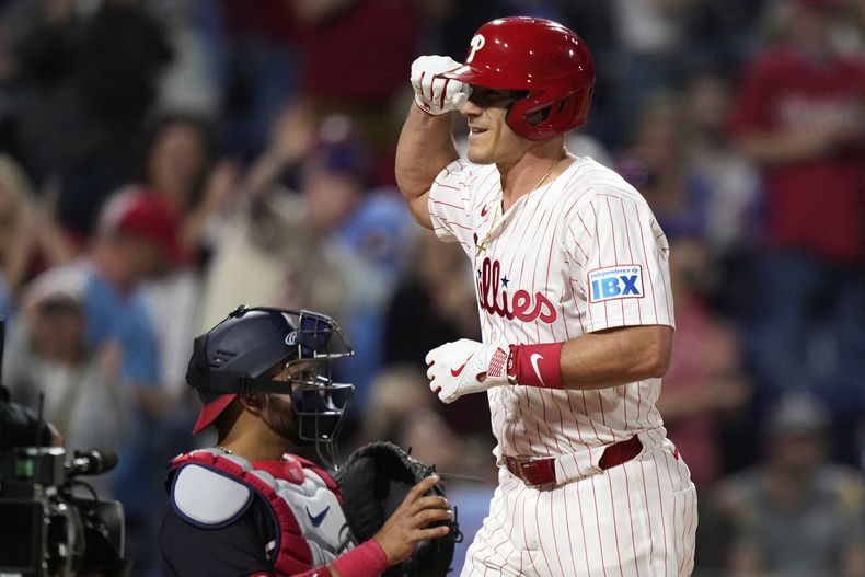 J.T. Realmuto, de los Filis de Filadelfia, festeja luego de conectar un jonrón ante los Nacionales de Washington, el miércoles 20 de abril de 2025 (AP Foto/Matt Slocum)