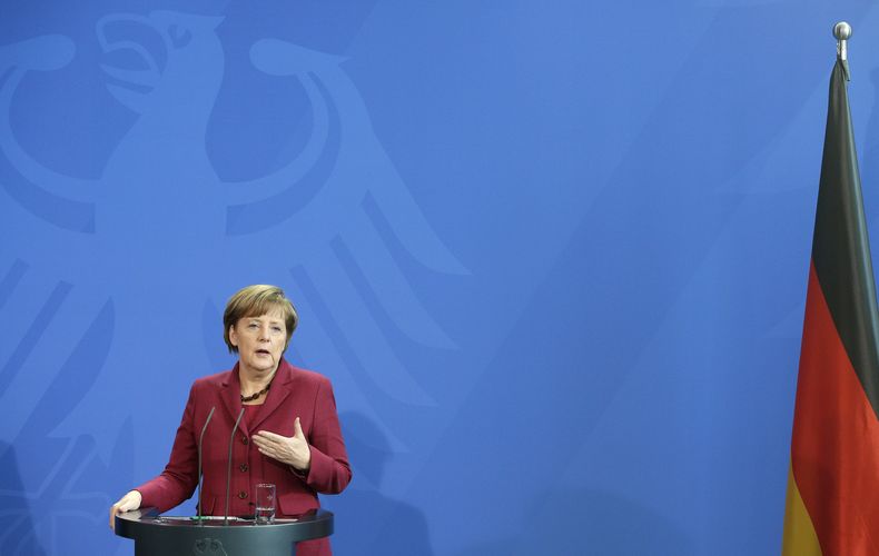 La canciller alemana Angela Merkel durante una conferencia de prensa con el primer ministro canadiense Stephen Harper, en Berl&iacute;n, Alemania, el jueves 27 de marzo de 2014. (Foto AP/Michael Sohn)