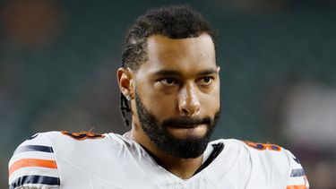 ARCHIVO - Foto del 22 de agosto del 2026, el liniero defensivo de los Bears de Chicago Montez Sweat abandona el campo en el encuentro ante los Bengals de Cincinnati. (AP Foto/Jay LaPrete, Archivo)