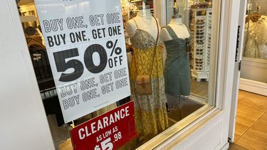 Un cartel anuncia los descuentos disponibles en una tienda de ropa de un centro comercial el lunes 29 de abril de 2024, en Lone Tree, Colorado. (AP Foto/David Zalubowski)