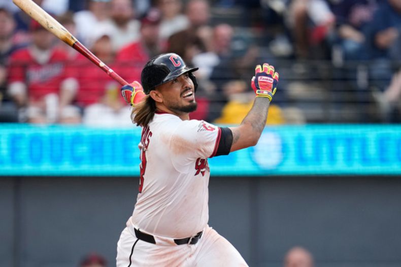 Gabriel Arias de los Guardianes de Cleveland al batear un jonrón contra los Cachorros de Chicago, el viernes 3 de abril de 2026. (AP Foto/Sue Ogrocki)