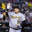 Ji Man Choi (91), de Corea del Sur, celebra su cuadrangular de dos carreras en contra de los Diamondbacks de Arizona, con Carlos Santana, izquierda, durante la segunda entrada del juego de béisbol, el domingo 9 de julio de 2023, en Phoenix. (AP Foto/Ross D. Franklin)