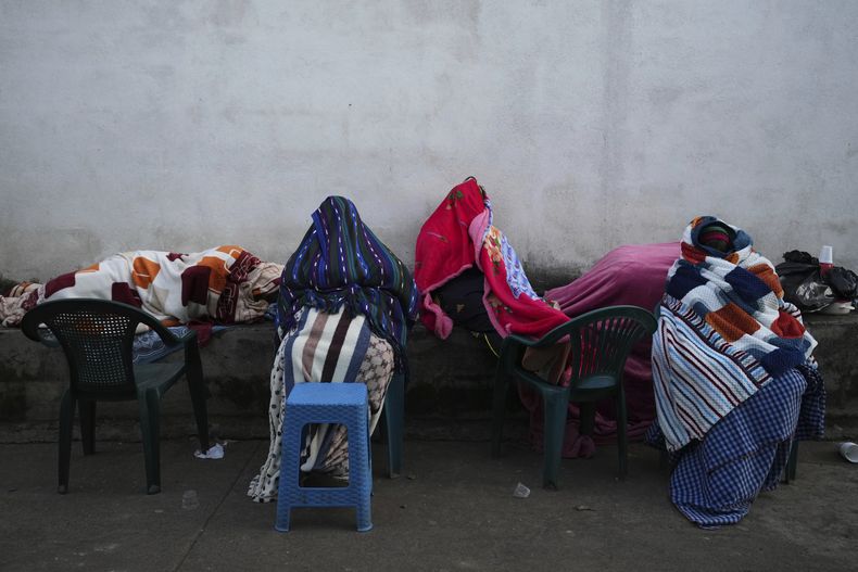 Residentes permanecen afuera de sus casas luego de que se registraran decenas de sismos y réplicas en cuestión de horas en Palín, Guatemala, la madrugada del miércoles 9 de julio de 2025. (Foto AP/Moisés Castillo)