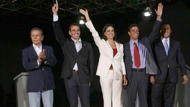 americateve | La aprobación de Maduro ha caído desde el 50 por ciento cuando llegó al poder hasta un 30 por ciento, según un sondeo de septiembre, mientras que un significativo 68 por ciento cree que el presidente no permanecerá en el poder más allá de 2016.