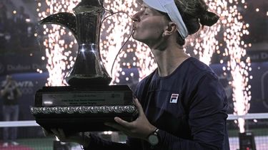 Krejcikova sorprende y supera a Swiatek para ganar en Dubai