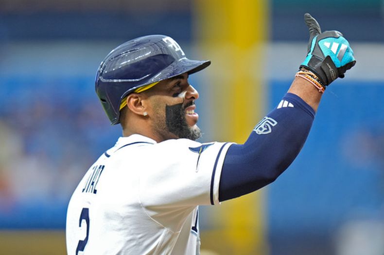 El cubano Yandy Díaz, de los Rays de Tampa Bay, celebra su jonrón de dos carreras ante los Azulejos de Toronto, el miércoles 19 de agosto de 2026 (AP Foto/Chris OMeara)