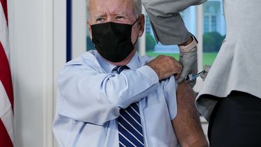 biden recibe su vacuna de refuerzo contra el covid-19