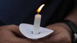 Mark Gorman sostiene una vela durante una vigilia en honor a los alumnos y maestros asesinados en la secundaria Apalachee, el miércoles 4 de septiembre de 2024, en Winder, Georgia. (AP Foto/Mike Stewart)