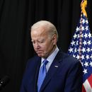 El presidente estadounidense Joe Biden hace una pausa al hablar ante los medios en Nantucket, Massachusetts, el domingo 26 de noviembre de 2023, sobre los rehenes liberados por Hamás en la tercera ronda de intercambio de rehenes y prisioneros con Israel. (AP Foto/Stephanie Scarbrough)
