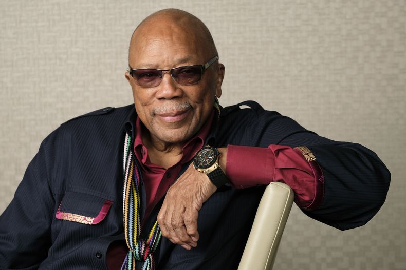 ARCHIVO - El productor musical Quincy Jones posa para una fotografía para promocionar su documental Quincy durante el Festival de Cine de Toronto, el 7 de septiembre de 2018, en Toronto. (Foto por Chris Pizzello/Invision/AP, Archivo)