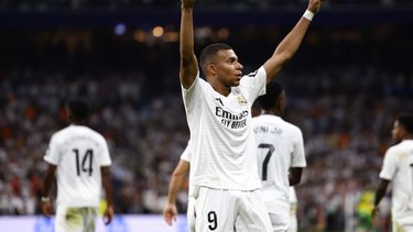 Kylian Mbappé celebra tras anotar el primer gol del Real Madrid ante Betis en la Liga española, el domingo 1 de septiembre de 2024, en Madrid. (AP Foto/Pablo García)