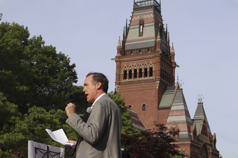 Ryan Enos, profesor de política en la Universidad de Harvard, habla en una protesta contra las medidas del presidente de EEUU, Donald Trump, en el campus universitario en Cambridge, Massachusetts, el 27 de mayo del 2025. (AP foto/Leah Willingham)
