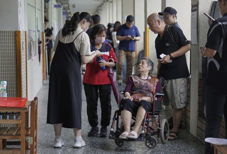 Taiwaneses acuden a votar a un centro electoral en Taipéi, Taiwán, el 26 de julio de 2025, en unos comicios que buscan determinar la posible destitución de alrededor de una quinta parte de sus legisladores, todos del opositor partido Nacionalista. (AP Foto/Chiang Ying-ying)